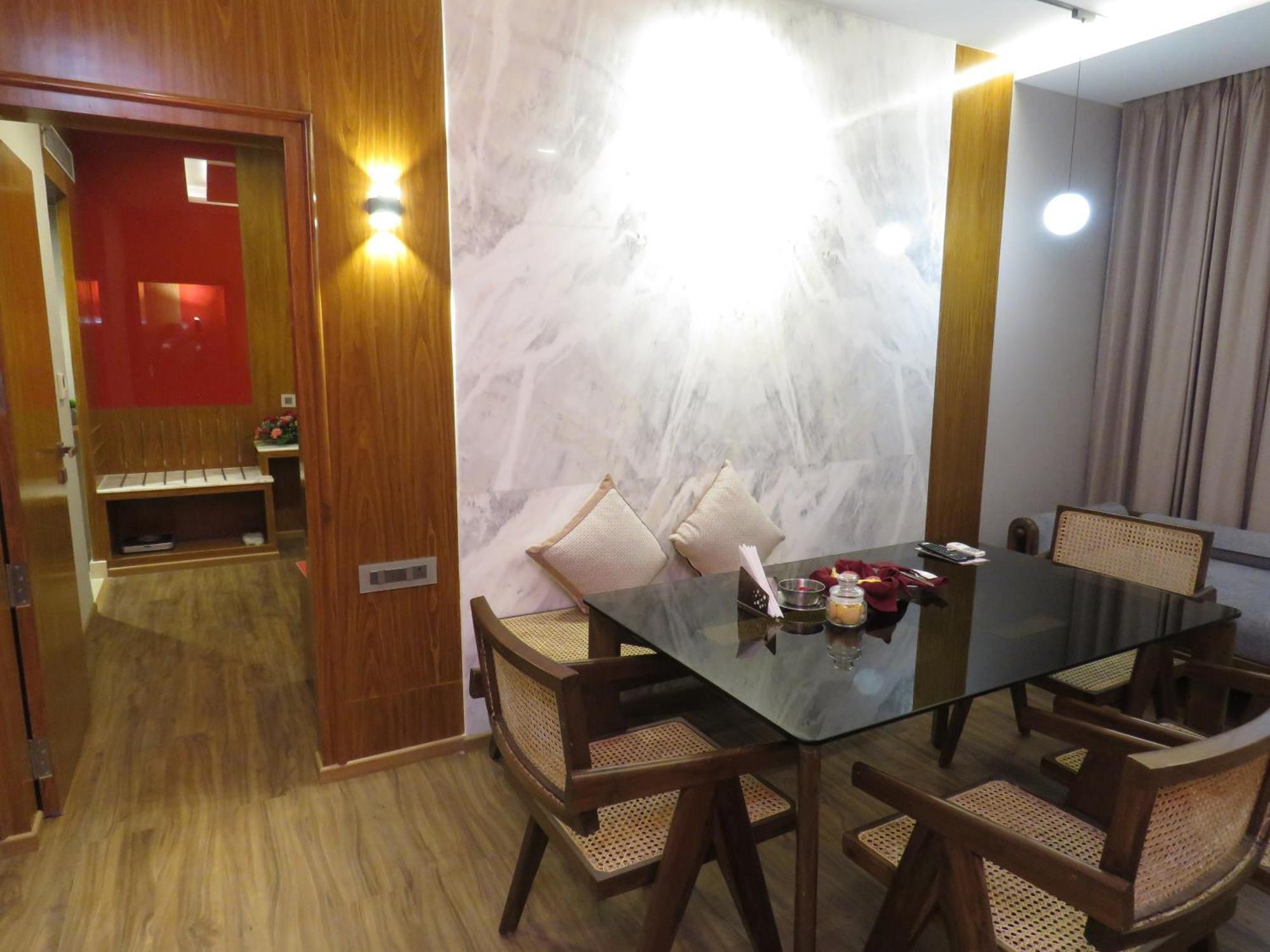 苏拉特洛兹广场酒店、 外观 照片